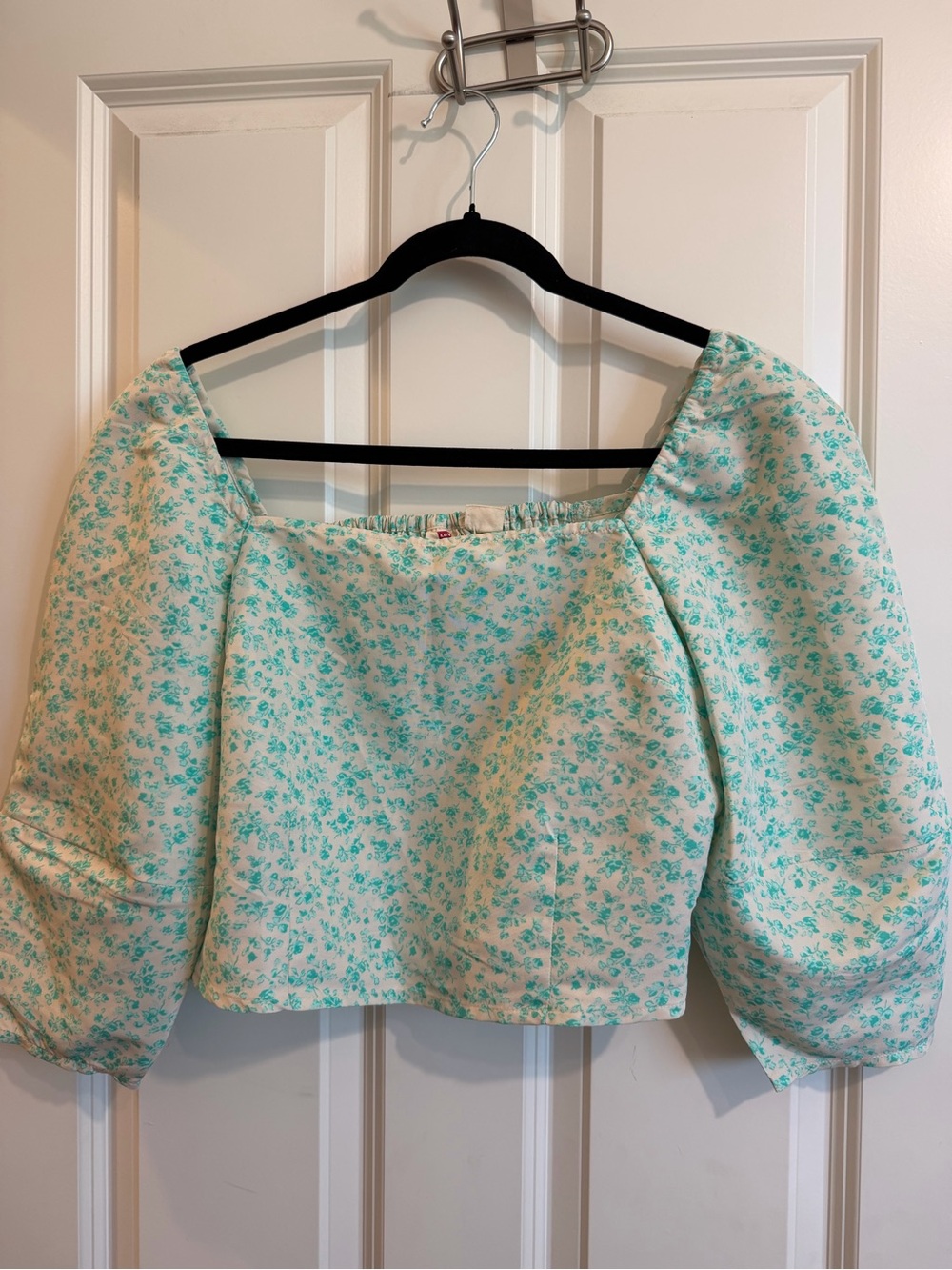 Levi’s women’s puff sleeve cropped floral blouse, size large